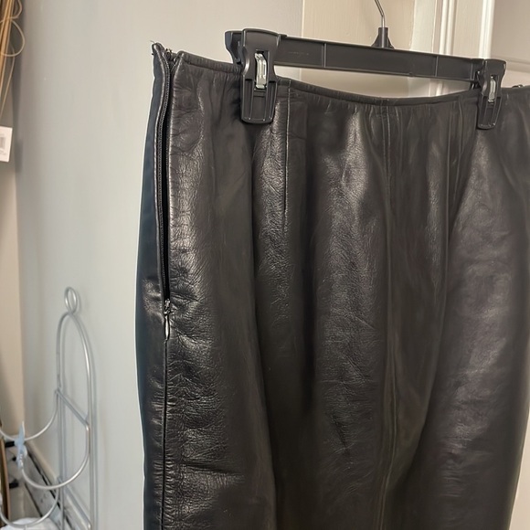 LUXURY 💯 % BLACK LEATHER SKIRT - Picture 6 of 8